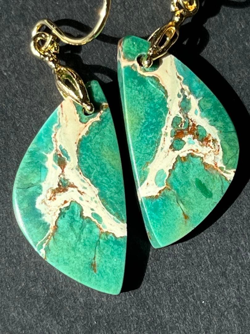 ビーゲンキ　14kgf 小ぶりなグリーンセディメントジャスパー ピアス