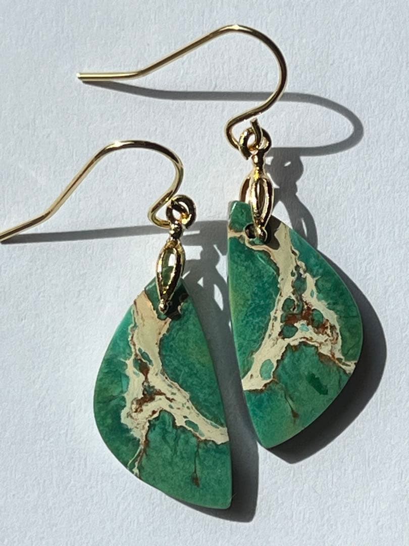 ビーゲンキ　14kgf 小ぶりなグリーンセディメントジャスパー ピアス