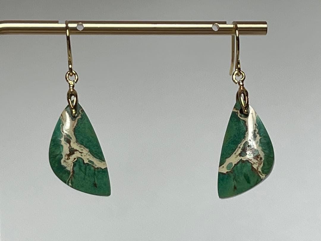 ビーゲンキ　14kgf 小ぶりなグリーンセディメントジャスパー ピアス