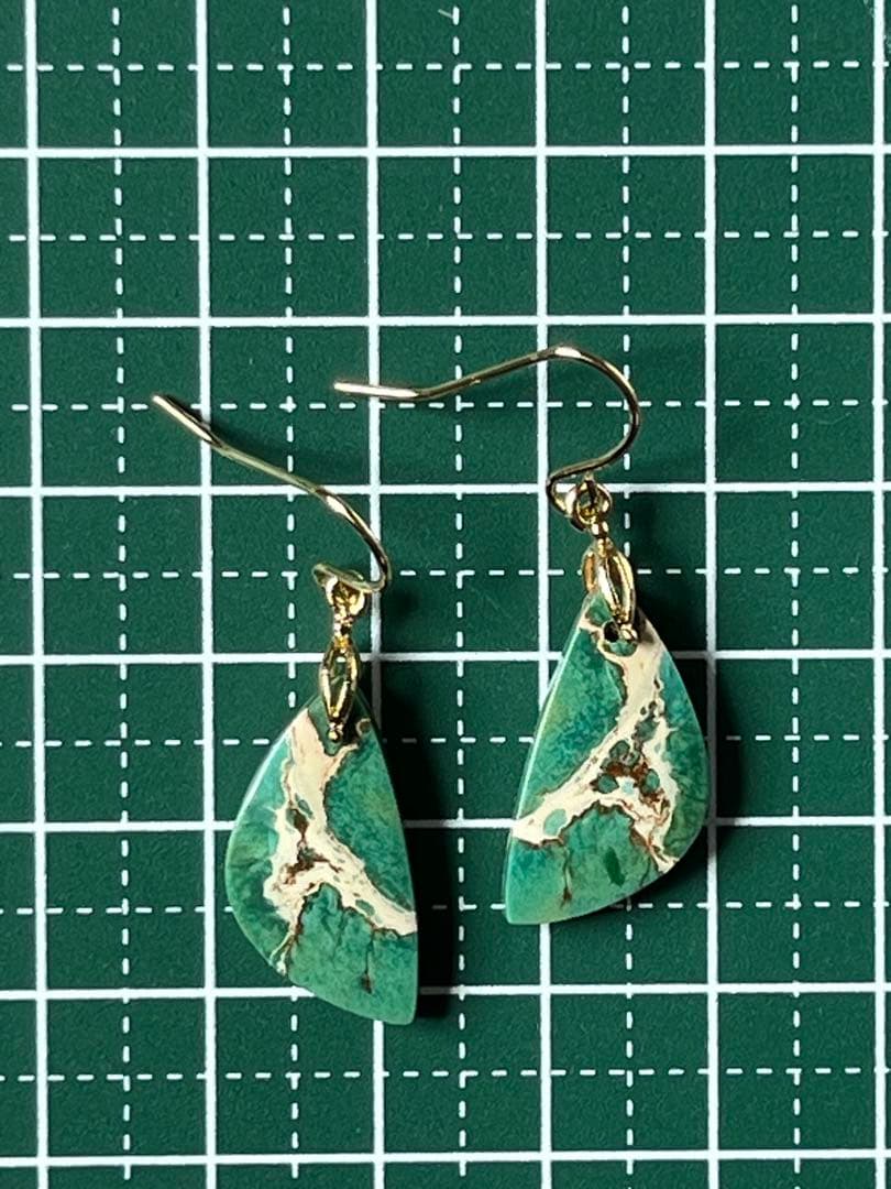 ビーゲンキ　14kgf 小ぶりなグリーンセディメントジャスパー ピアス