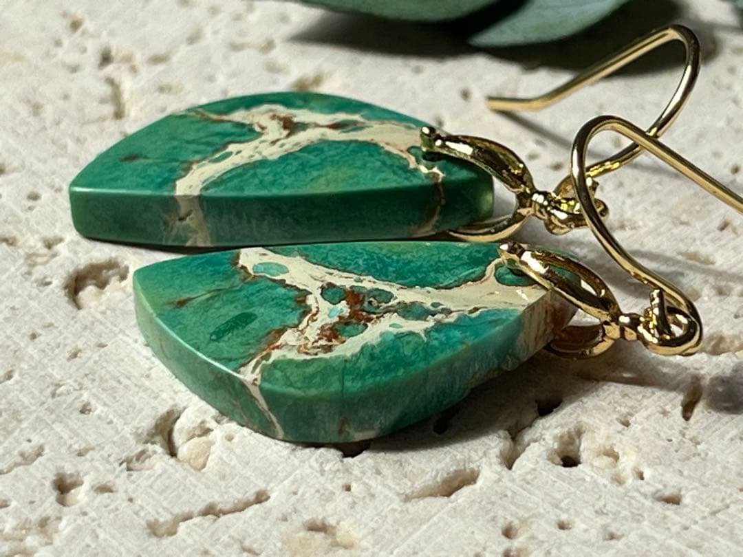 ビーゲンキ　14kgf 小ぶりなグリーンセディメントジャスパー ピアス