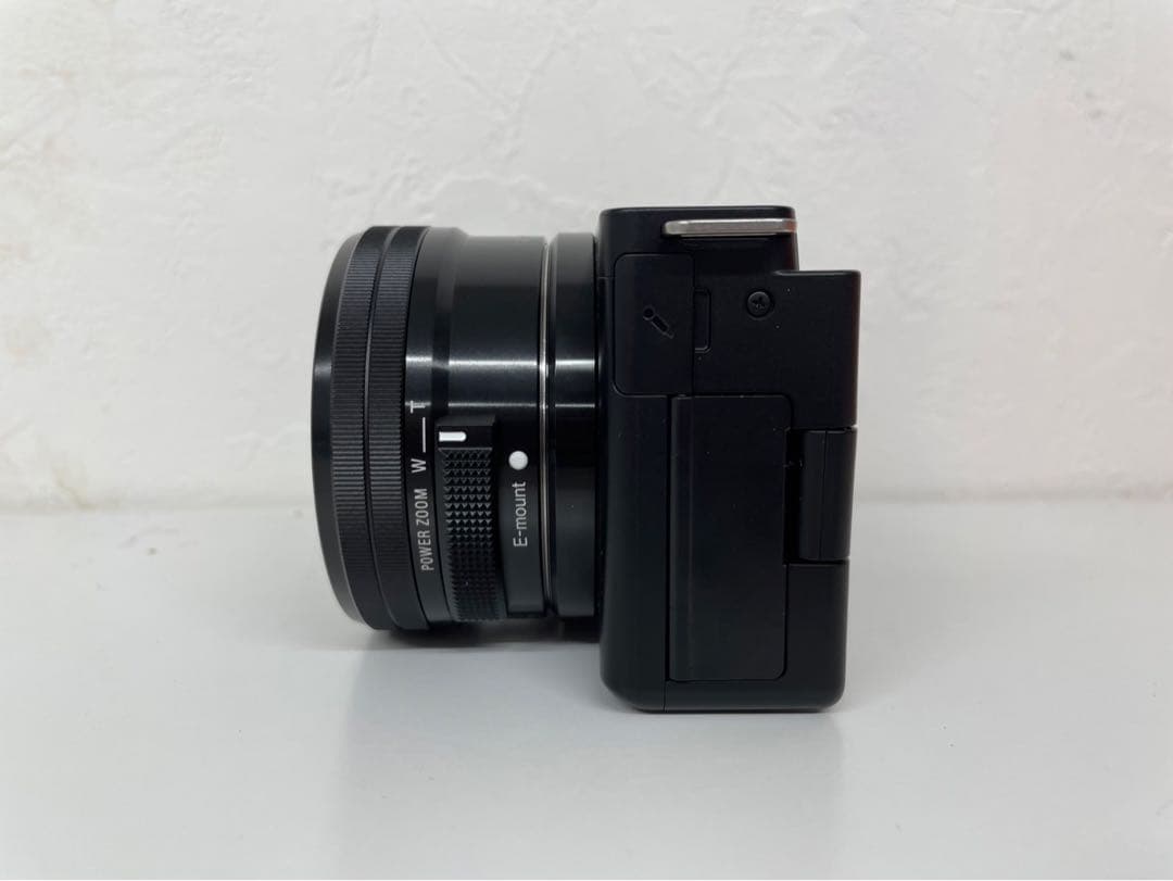 Sony ZV-E10 ミラーレス一眼カメラとレンズフロントキャップ