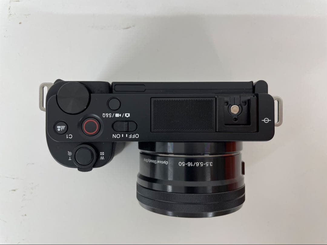 Sony ZV-E10 ミラーレス一眼カメラとレンズフロントキャップ