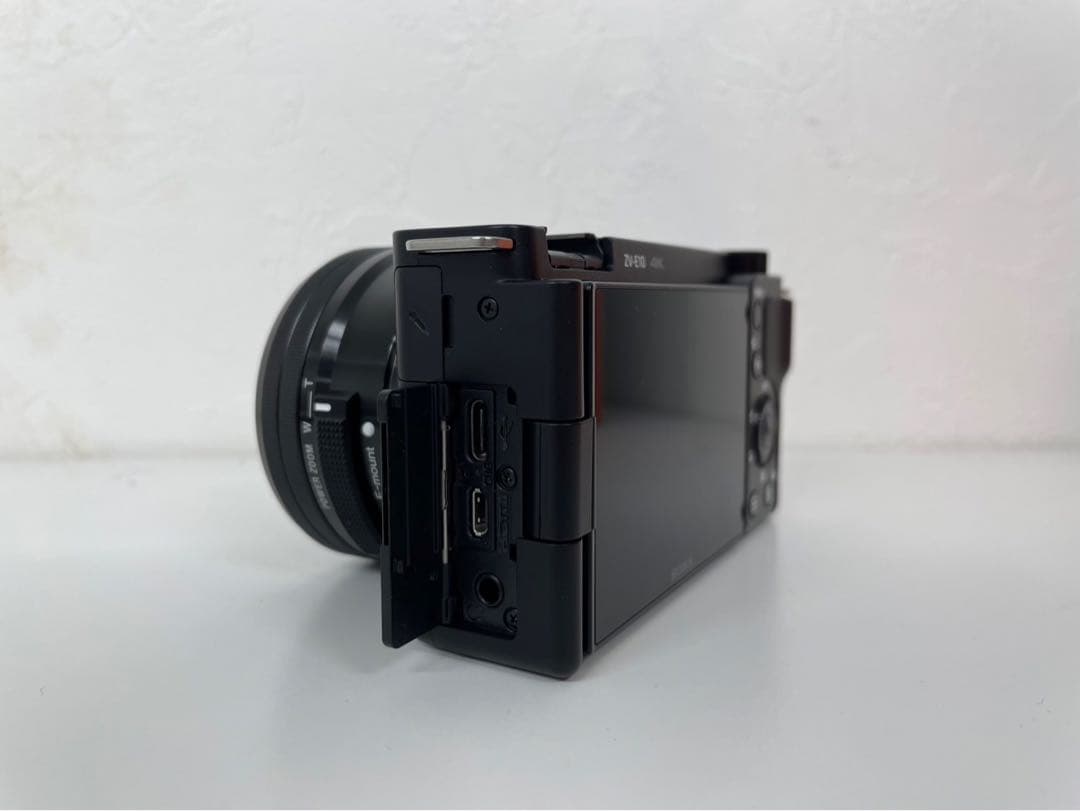 Sony ZV-E10 ミラーレス一眼カメラとレンズフロントキャップ