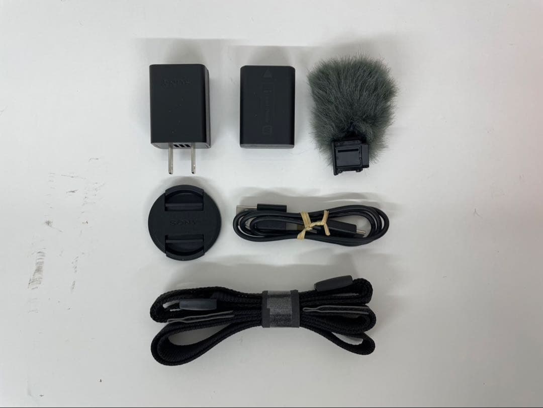 Sony ZV-E10 ミラーレス一眼カメラとレンズフロントキャップ