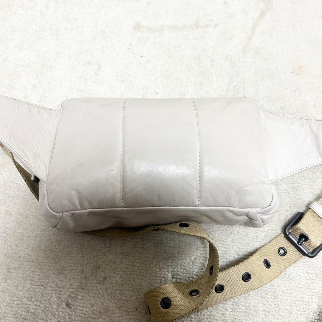 syun　ボッテガヴェネタ　ボディバッグ　イントレチャート　アイボリー