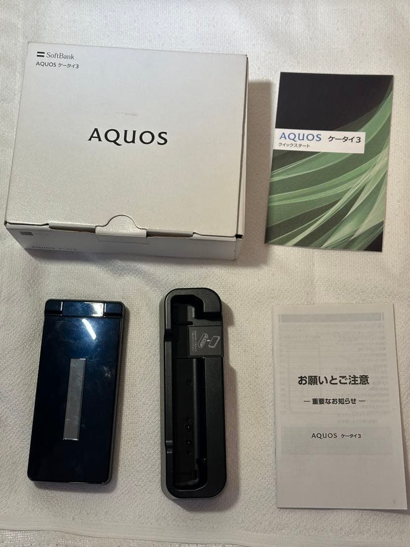 AQUOS ケータイ3(805SH)ソフトバンク折りたたみ式携帯電話ブラック