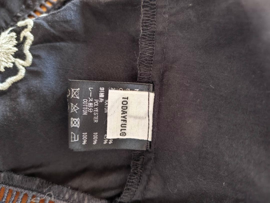 もりもです。刺繍入り黒長袖シャツ