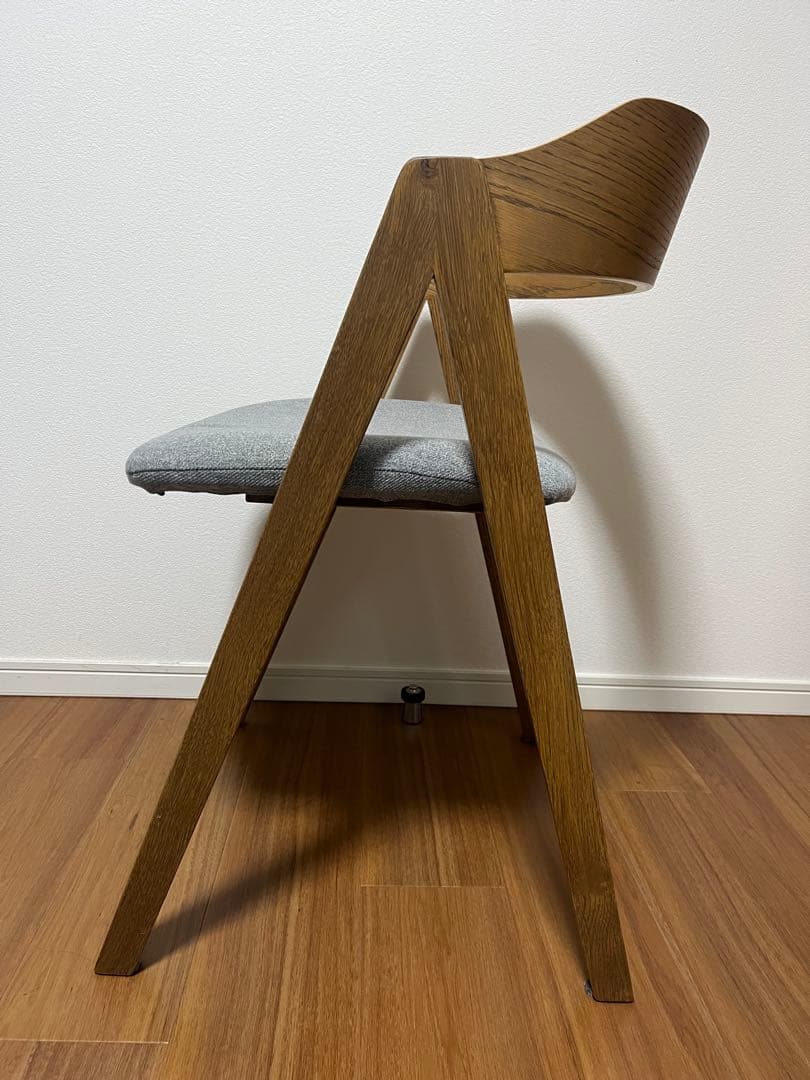 木製フレームのグレー布張り椅子(東京引き取り、搬送可能)