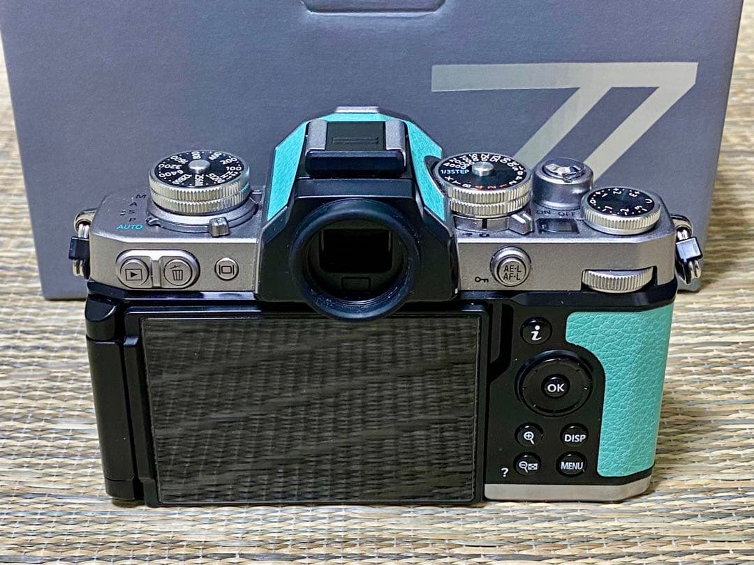 Nikon Z fcシルバーボディミントグリーンおまけでグリップとフラッシュ付き