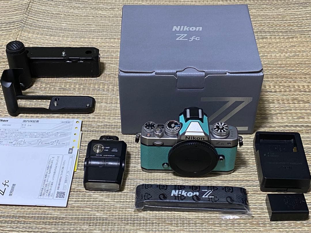 Nikon Z fcシルバーボディミントグリーンおまけでグリップとフラッシュ付き