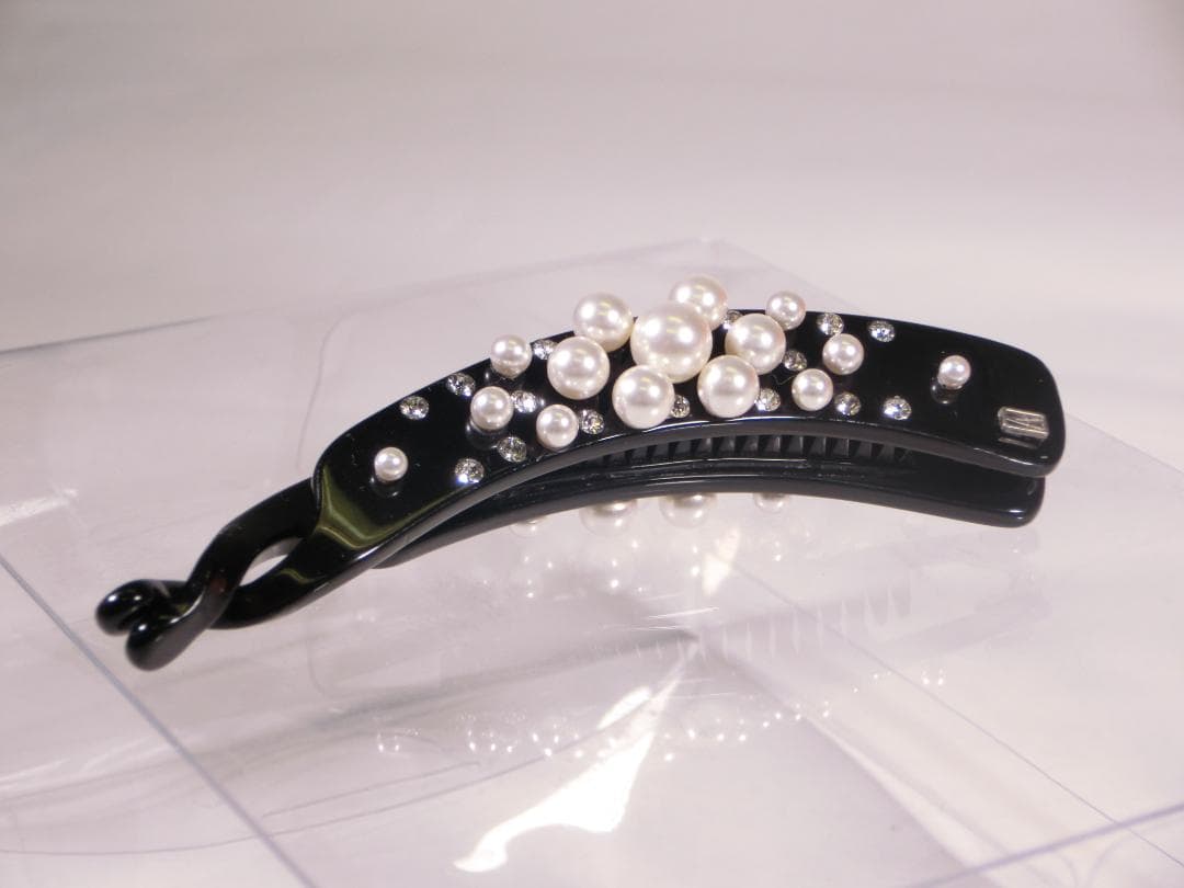 パールとクリスタルの装飾の黒いバナナクリップ