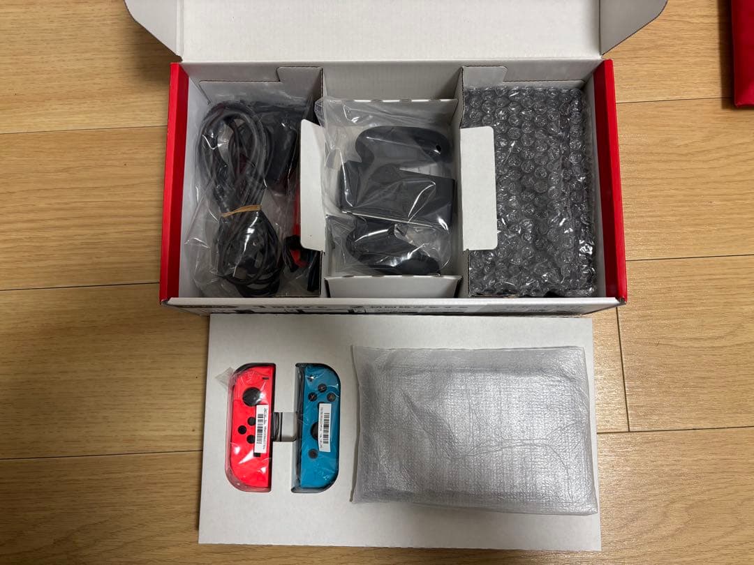 Nintendo Switch 赤/青 ジョイコン付　動作確認済　ガラスフィルム
