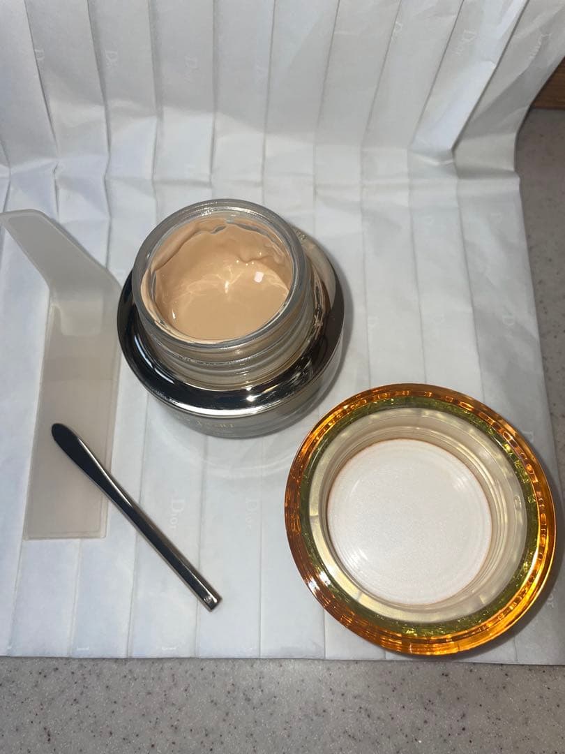 クレドポーボーテ　クリームファンデーションオークル10