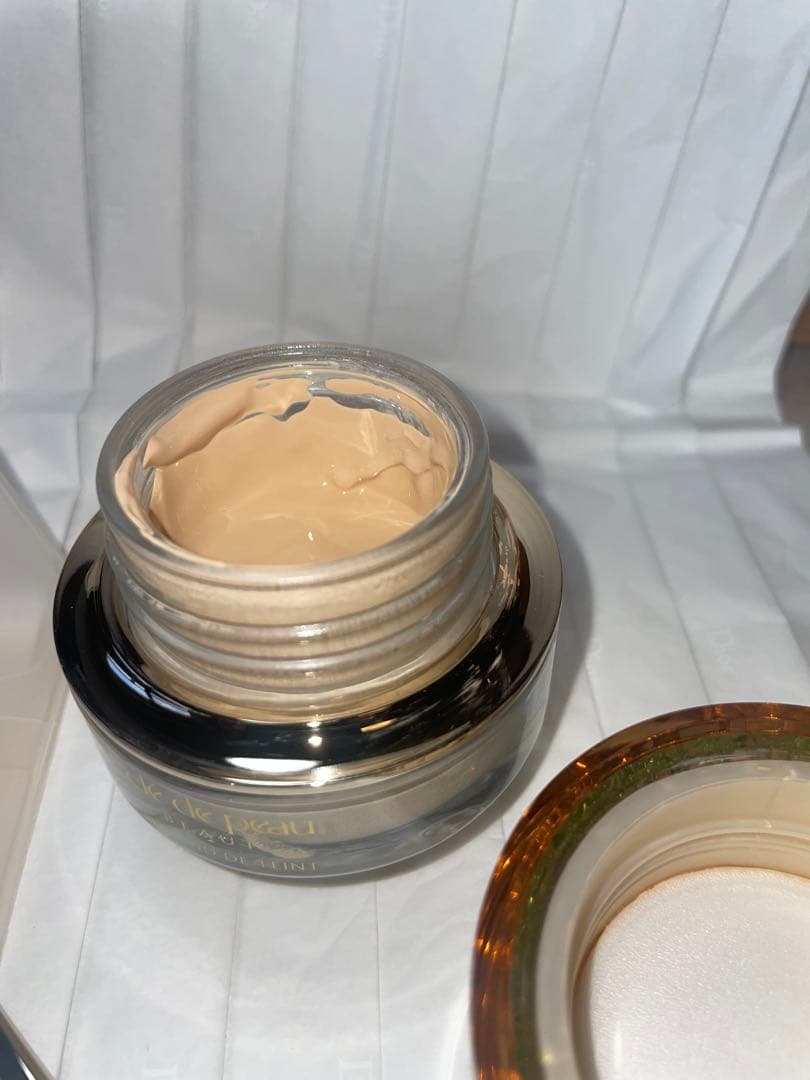 クレドポーボーテ　クリームファンデーションオークル10