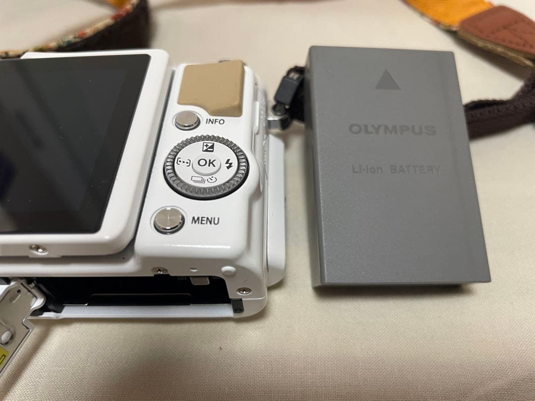 よ*ん様 オリンパス PEN Lite E-PL5 ダブルズームキット ホワイト