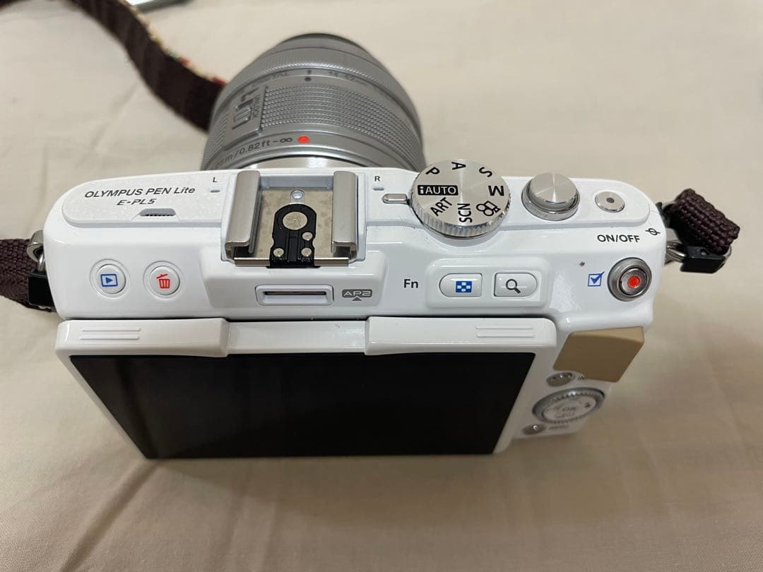 よ*ん様 オリンパス PEN Lite E-PL5 ダブルズームキット ホワイト