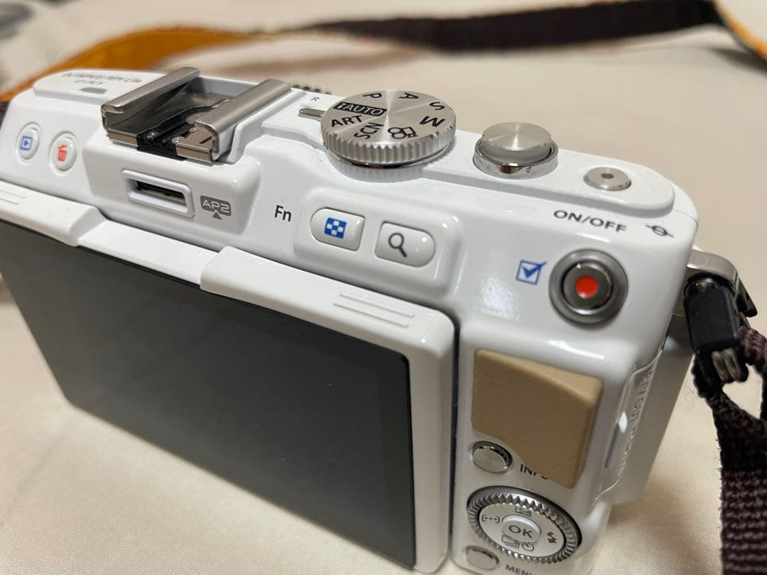 よ*ん様 オリンパス PEN Lite E-PL5 ダブルズームキット ホワイト