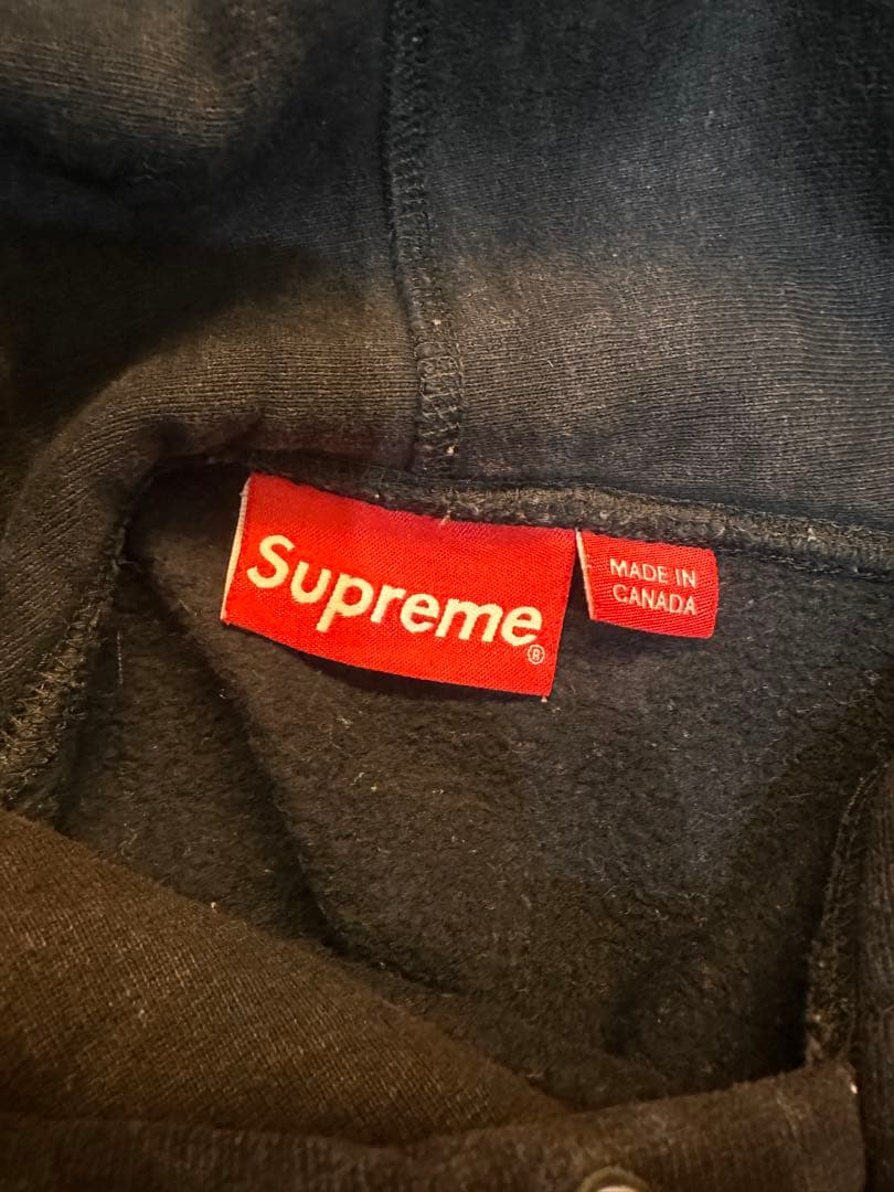 【値下げ・先着順】Supreme ロゴ　ブラック パーカー　Mサイズ