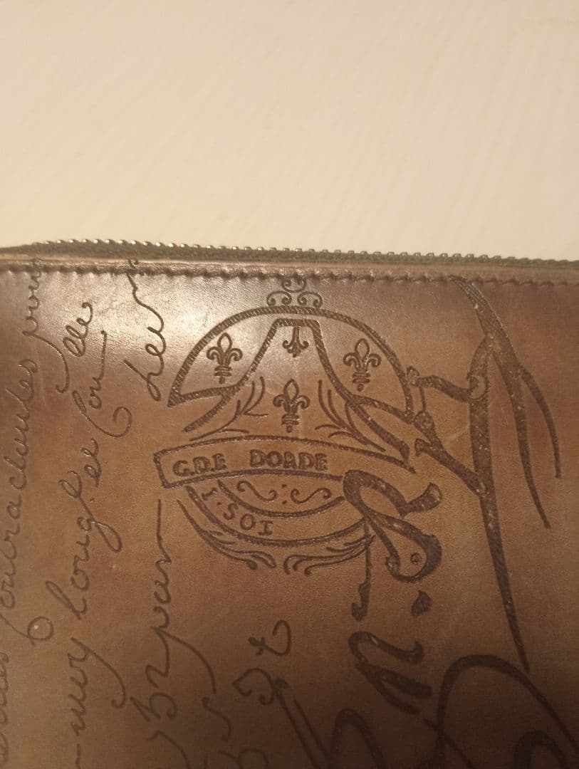 Berluti ベルルッティの長財布　ロゴマーク切れなし。