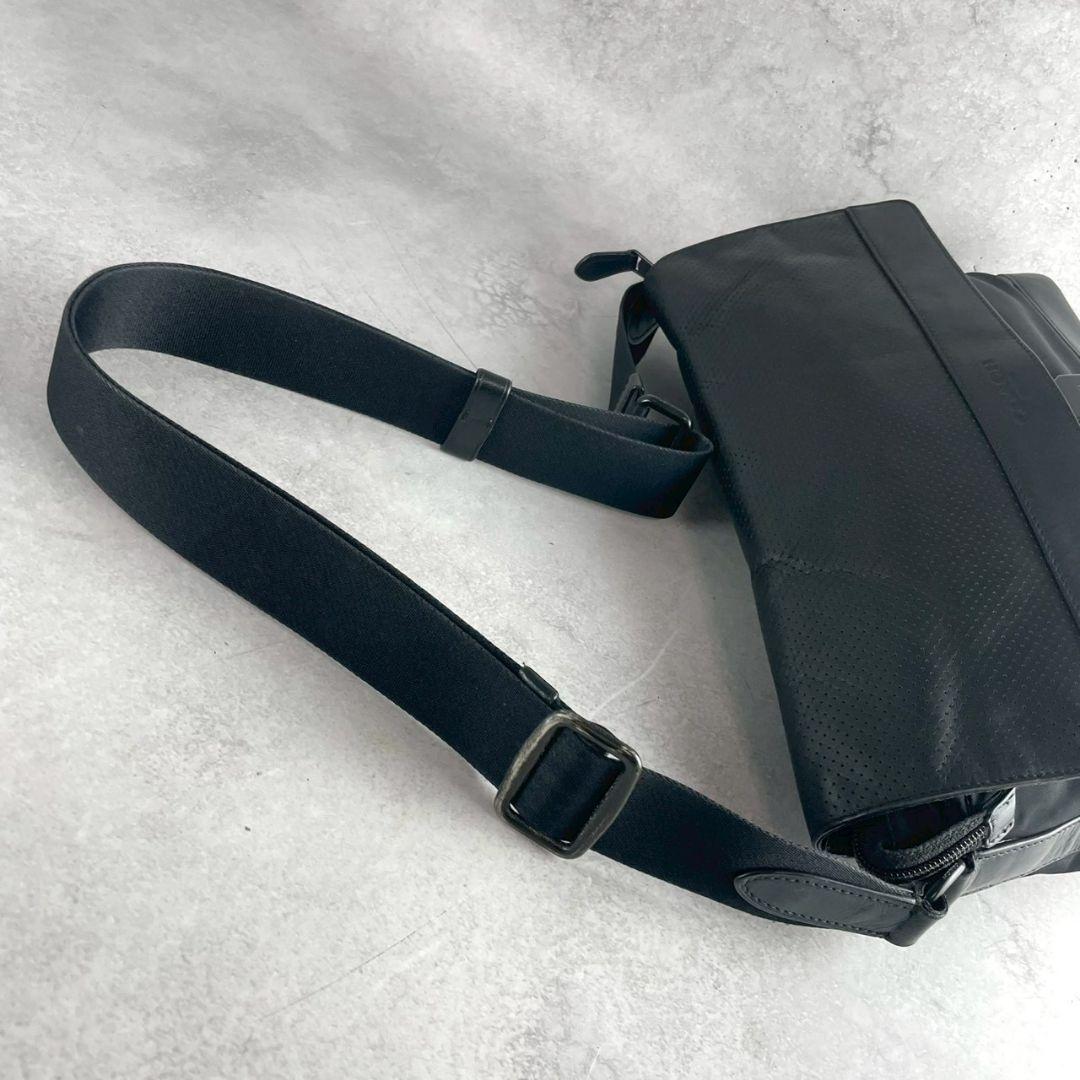 美品 コーチ メッセンジャーバッグ パフォレイテッド A4可 レザー 黒 通勤