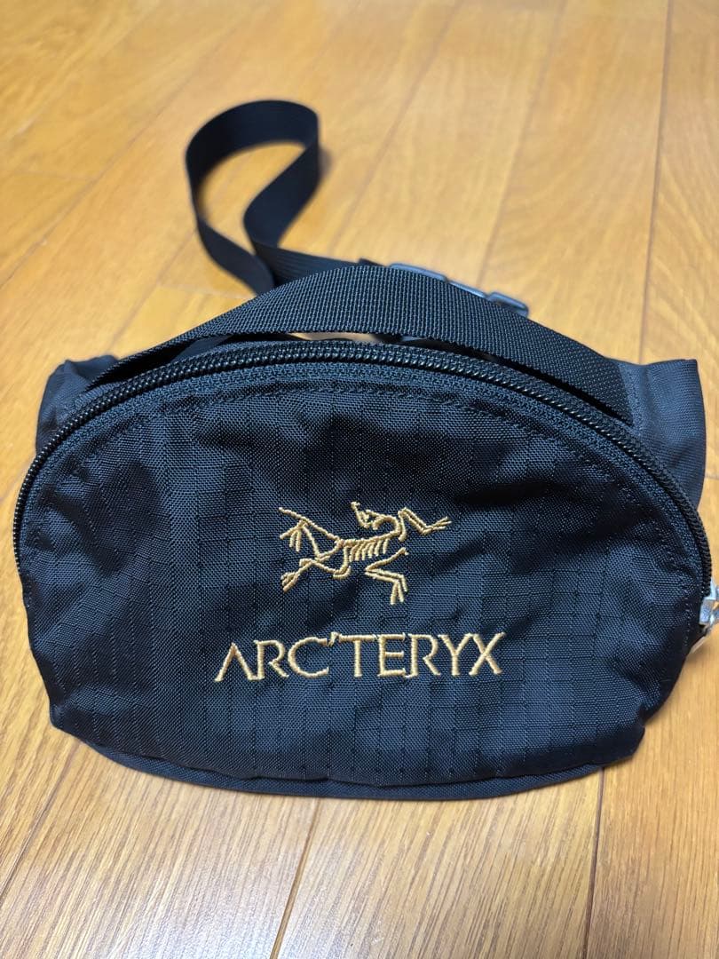 BEAMS ARC'TERYX別注URBAN FANNYボディバッグ