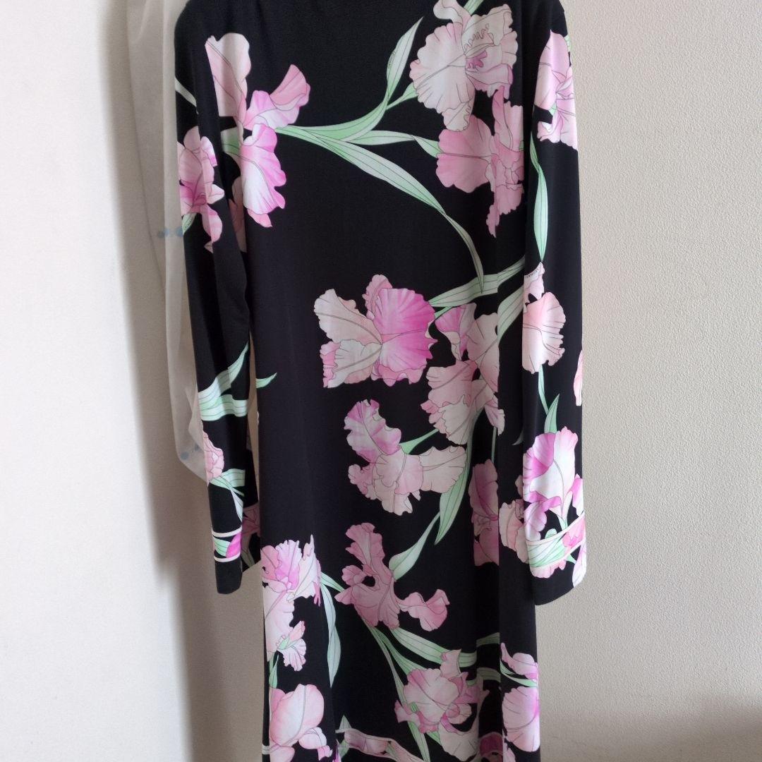 黒地ピンク花柄長袖ワンピース