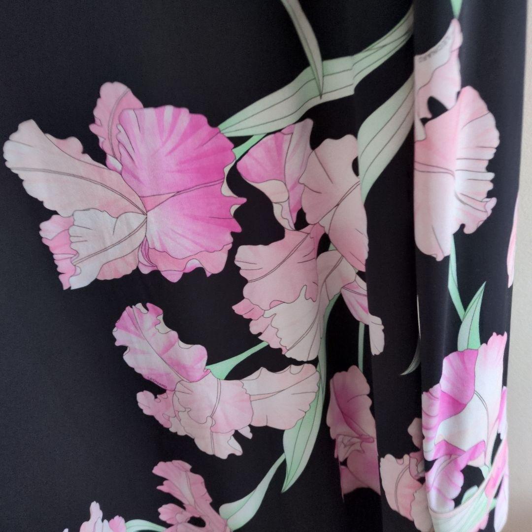 黒地ピンク花柄長袖ワンピース