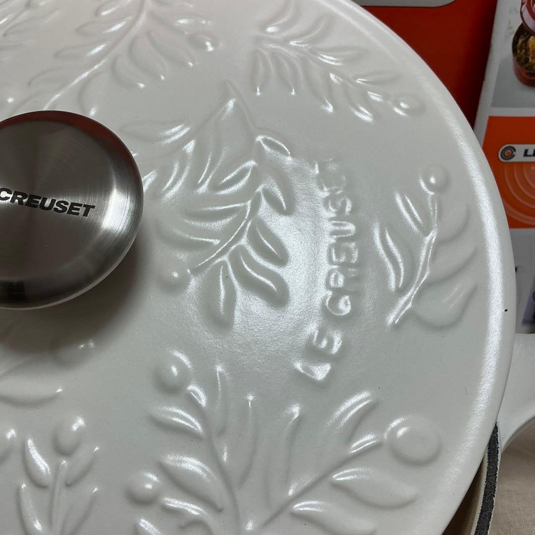 ルクルーゼ　ソーシエ 21cm オリーブ ブランチレリーフ コットン