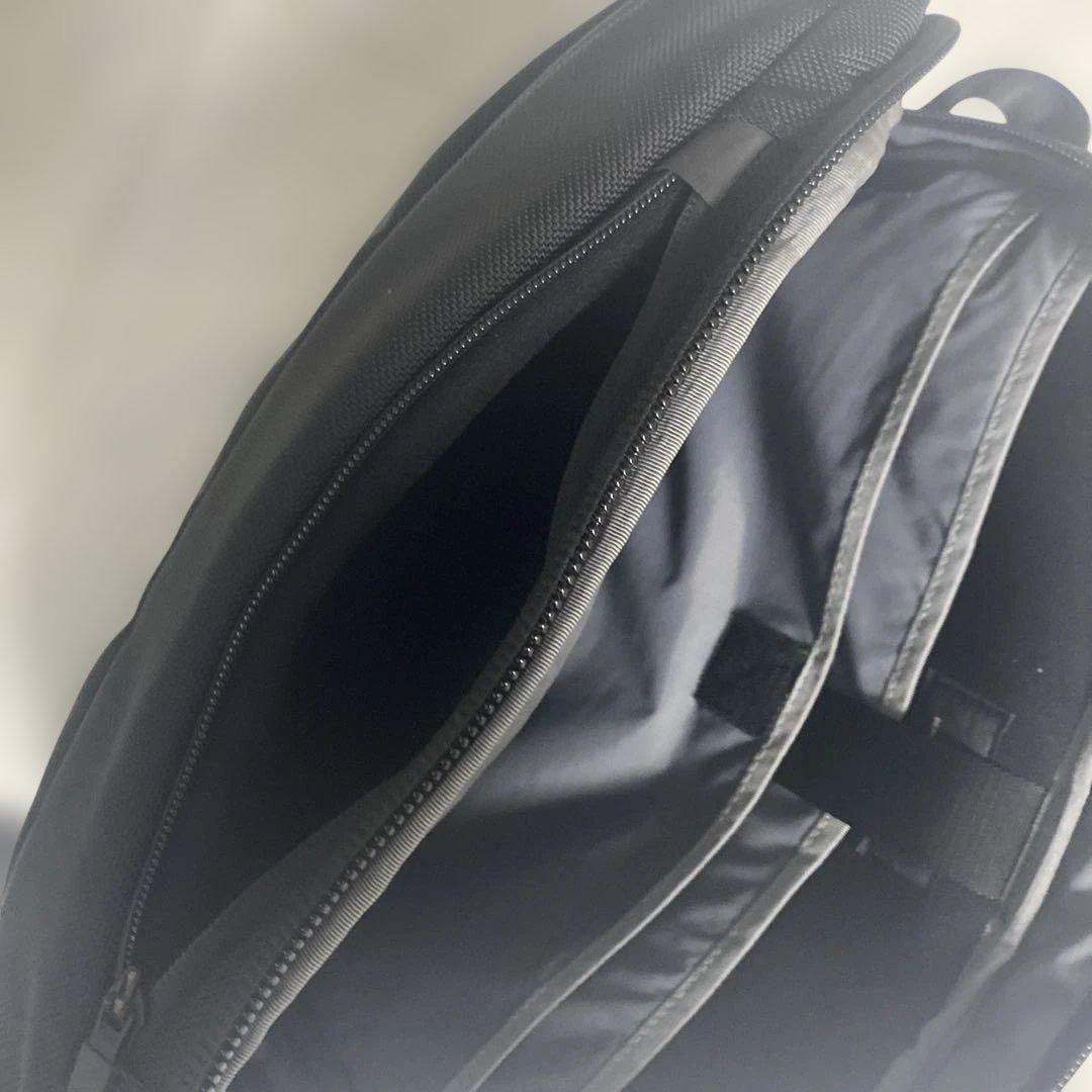 Travel Sling 2 Black ワンショルダーバッグ