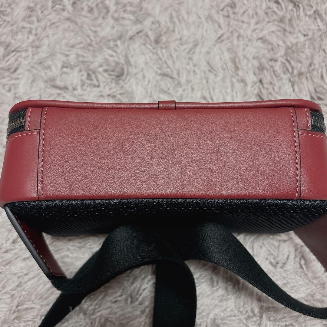 COACH(シグネチャー スムースカーフレザー ボディバッグ)