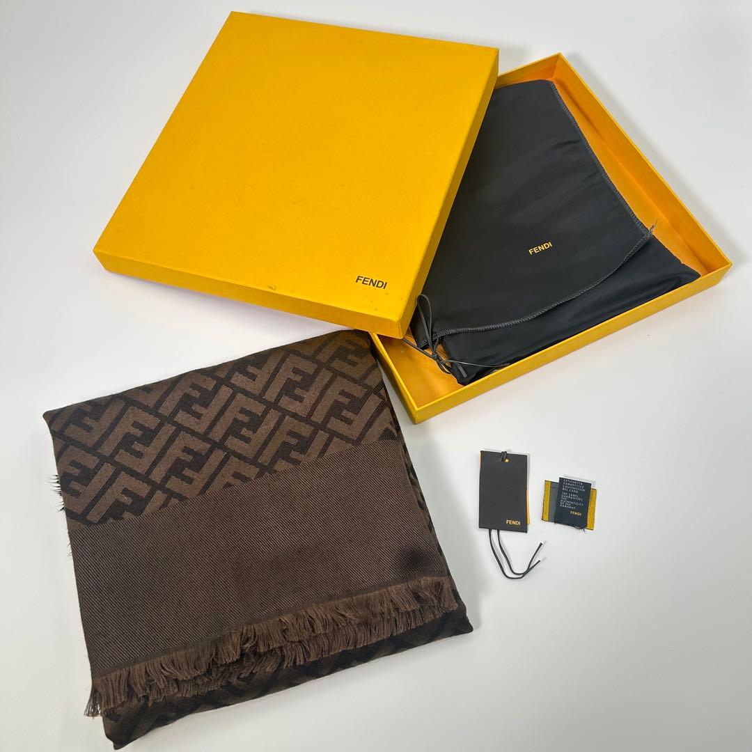 【極上品】FENDI 大判ショール ズッカ柄 150×150 正規品 箱 タグ