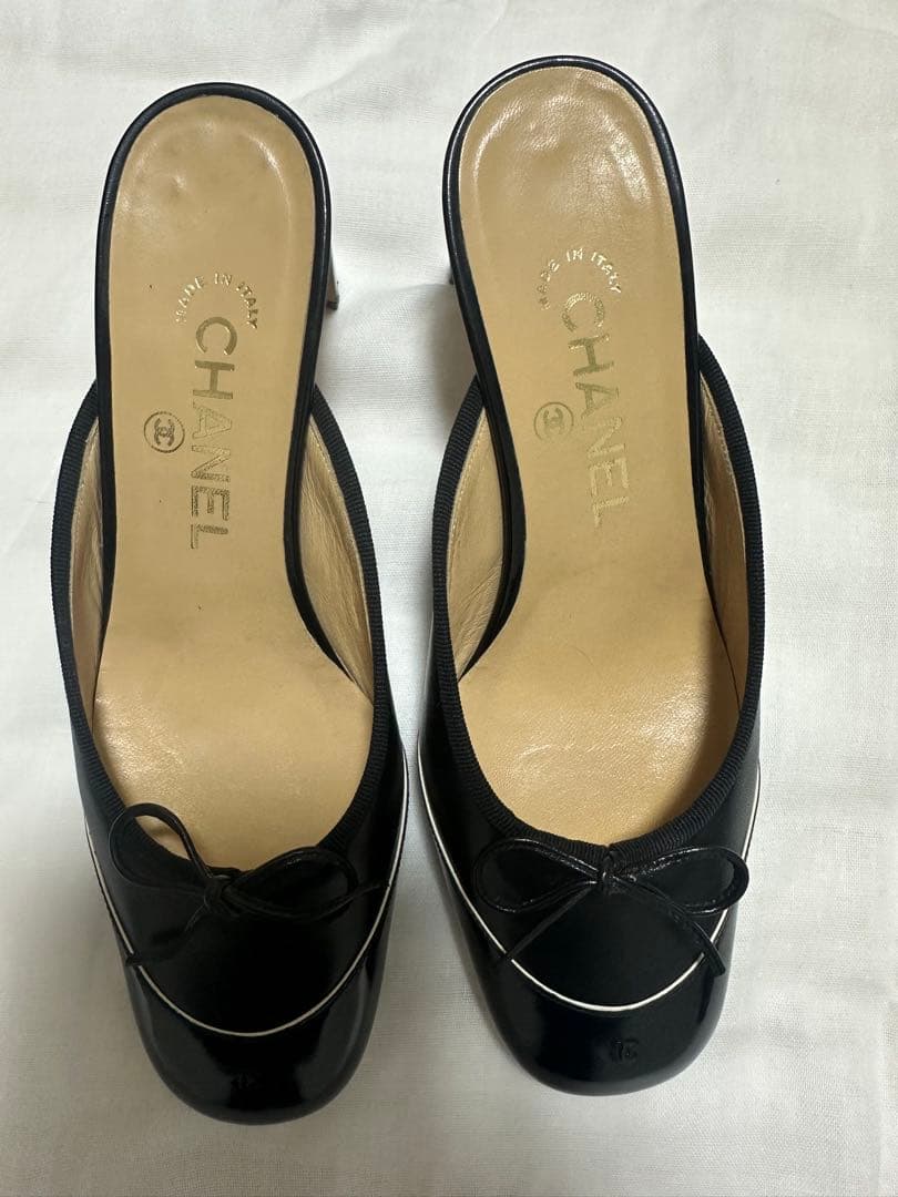 CHANEL ブラックレザー ミュール リボン付き