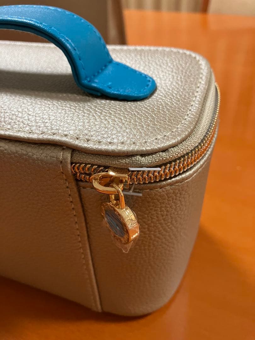 エミレーツ航空　ファーストクラス　アメニティポーチ