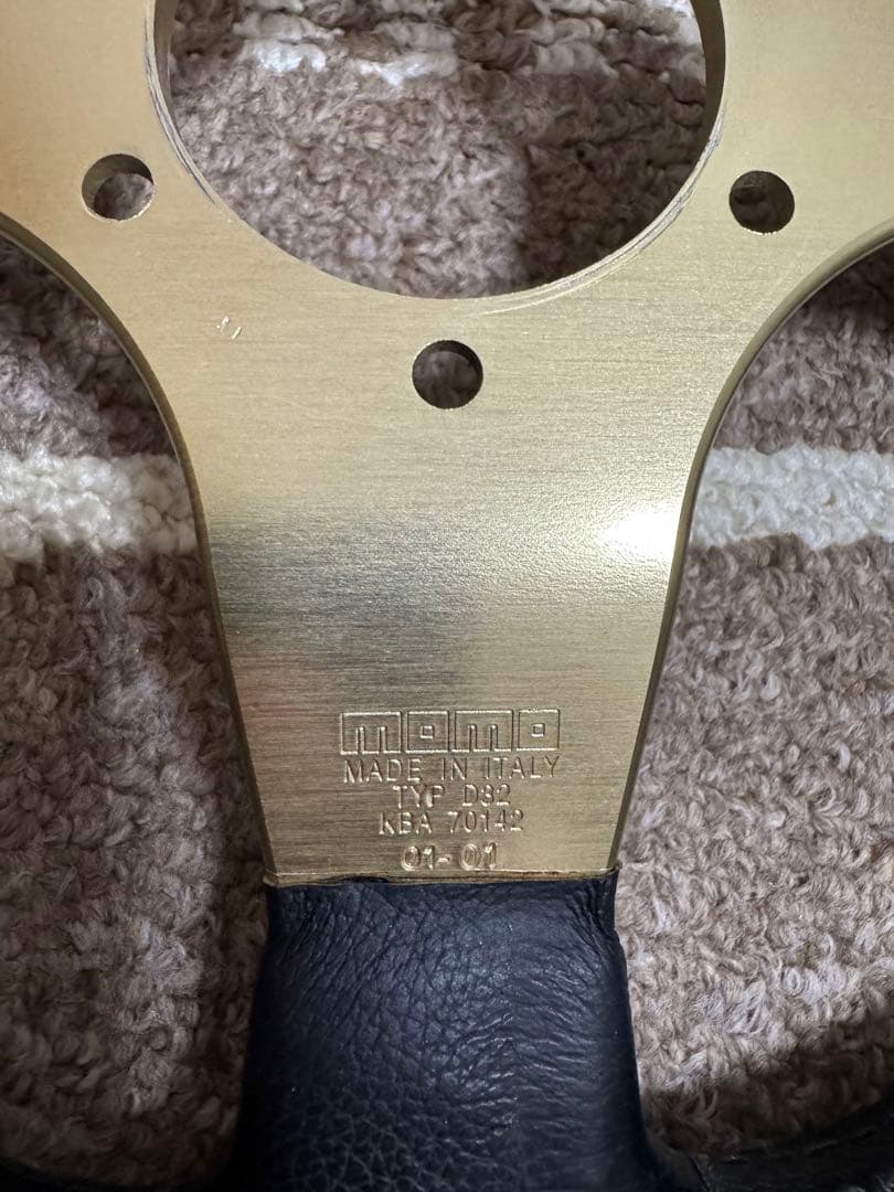 MOMO レーススポーツステアリング 黒/金