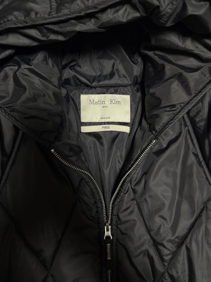 ジャケット・アウター Matin Kim BACK TYPO QUILTING HOOD JUMPER