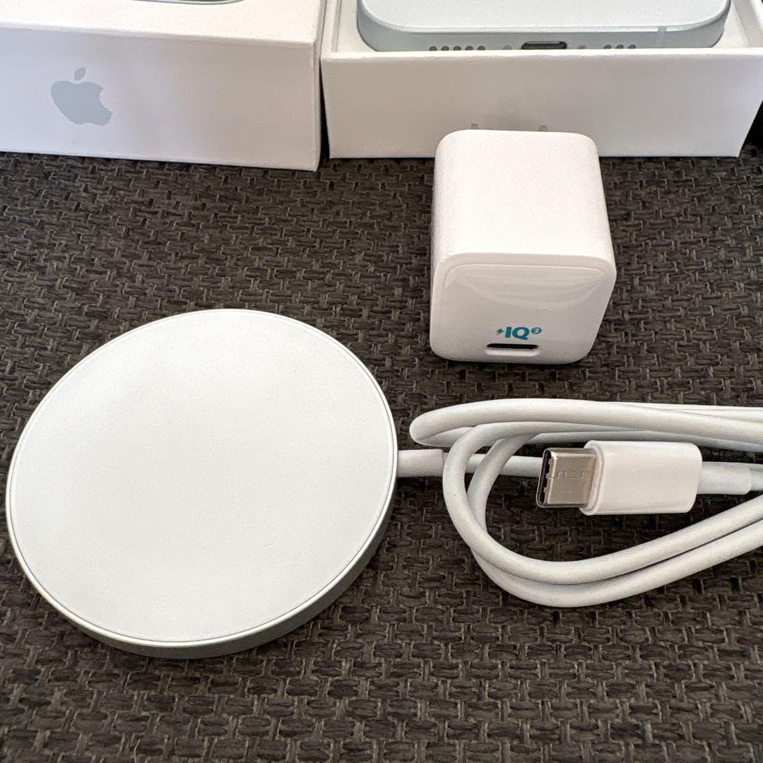 【新品同様】Apple iPhone 15 本体 ブルー&マグネット充電器セット