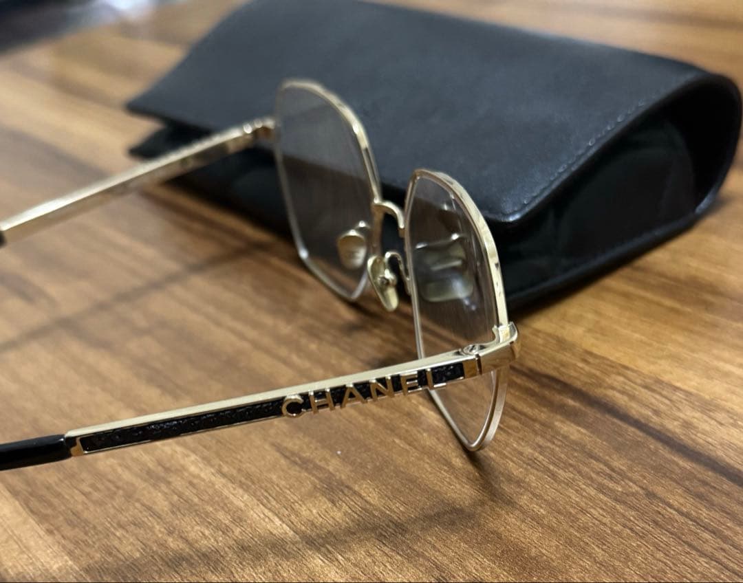 CHANEL ゴールド ブラック メガネ ケース付き　値下げ可能