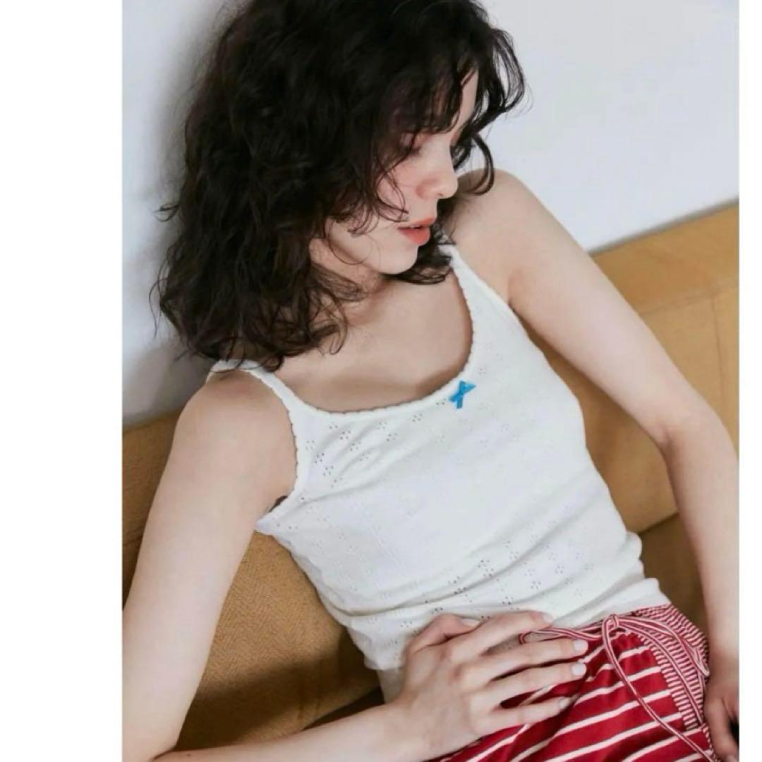 eyelet ribbon cami (white × blue ribbon)