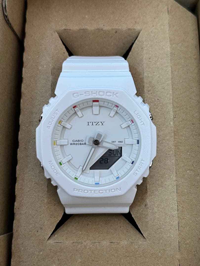 G-SHOCK ITZY GMA-P2100IT-7AJR. ホワイト腕時計