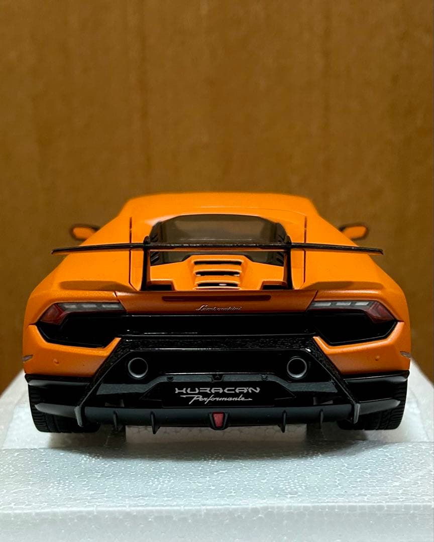 ま*う様 オートアート　ランボルギーニ　ウラカン 1/18スケール