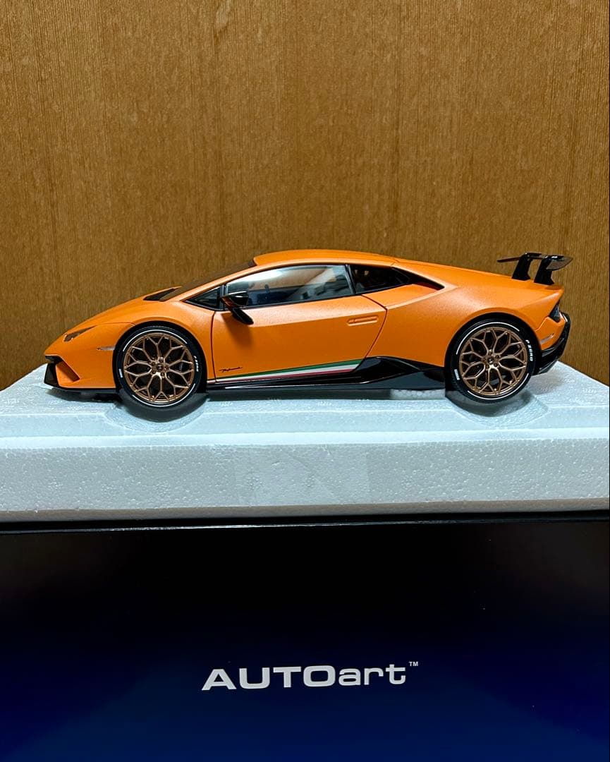 ま*う様 オートアート　ランボルギーニ　ウラカン 1/18スケール
