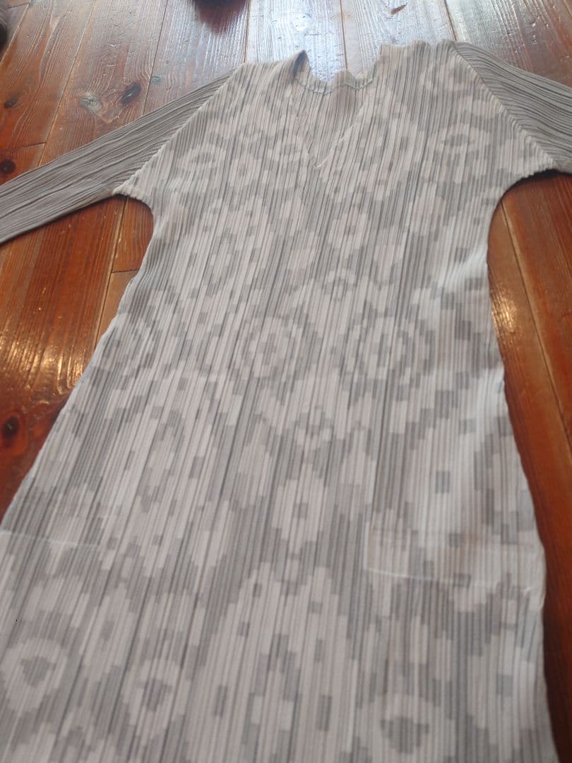 イッセイ・ミヤケプリーツプリーズ ジャガードピクセルVネック長袖ワンピースグレー