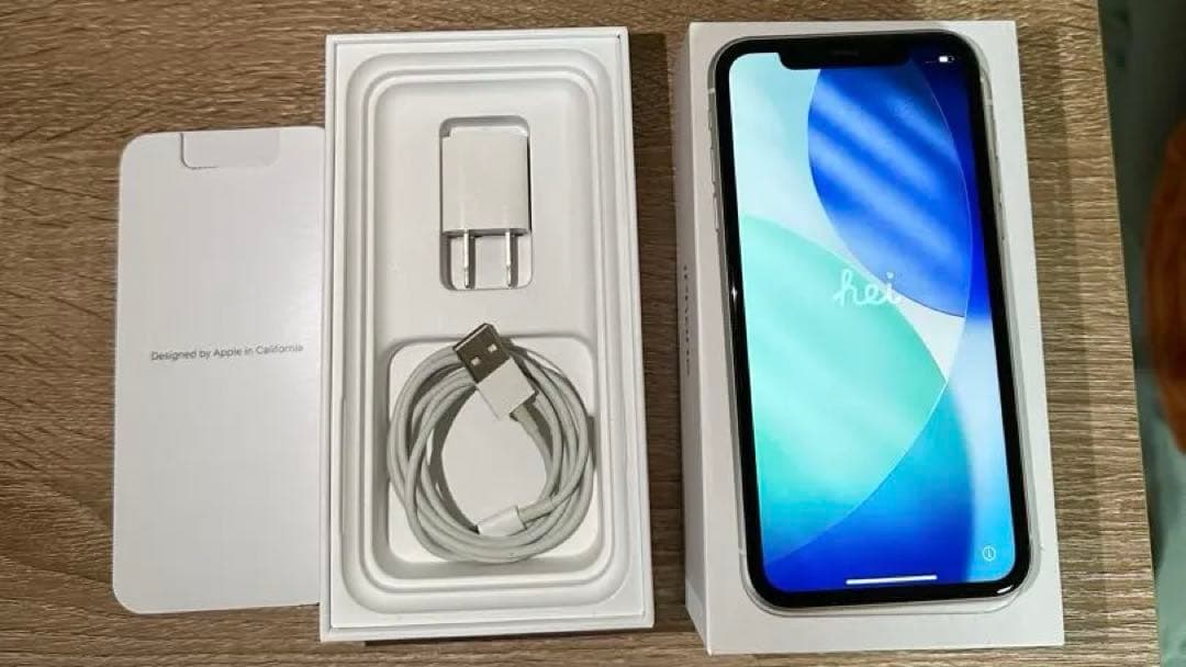 iPhone 11 64GB ホワイト SIMフリー バッテリー81% ケース付