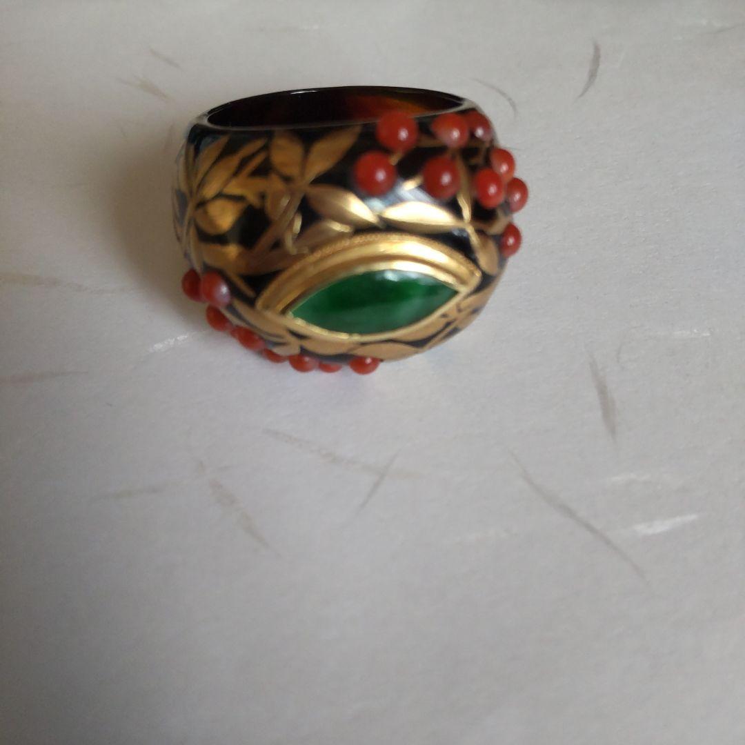 AKIO MORI「べっ甲に植物柄の金蒔絵、赤珊瑚、マーキス型の翡翠の指輪」