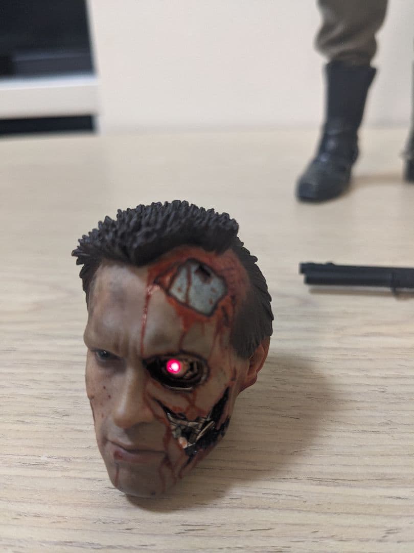 ホットトイズ ターミネーターT800バトルダメージ1/6 フィギュアMMS238