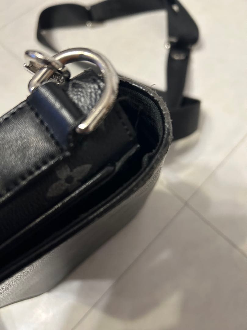 にょい　 Louis Vuitton ブラック ショルダーバッグ