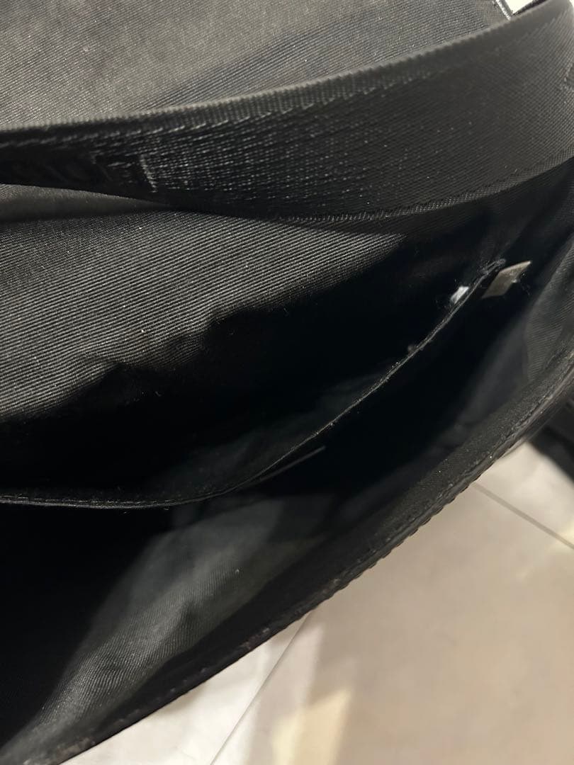 にょい　 Louis Vuitton ブラック ショルダーバッグ