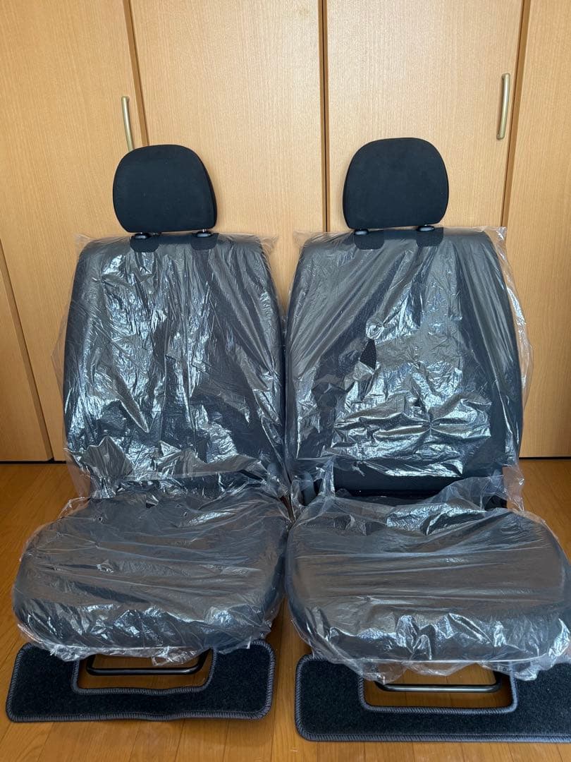 超貴重　ハイエース純正シート運転席助手席セット　新車外し分