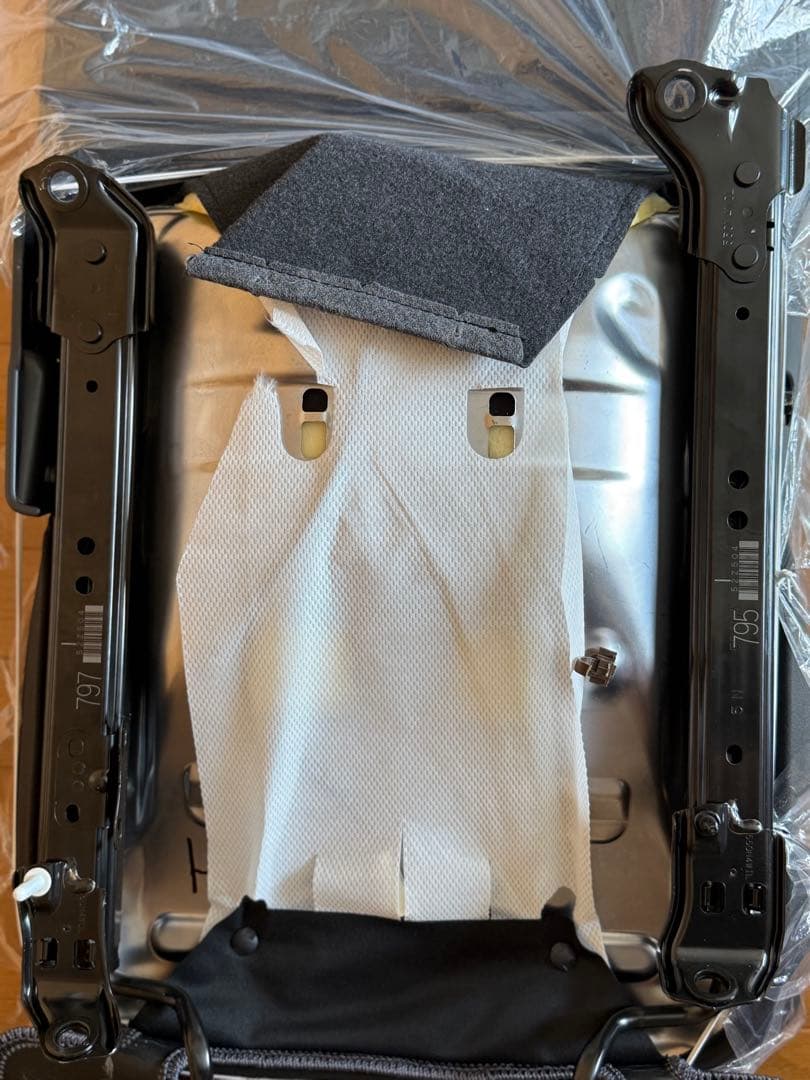 超貴重　ハイエース純正シート運転席助手席セット　新車外し分